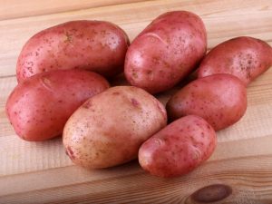 Mga katangian ng patatas Crimean Rose