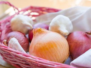 Nangungunang dressing para sa bawang at mga sibuyas