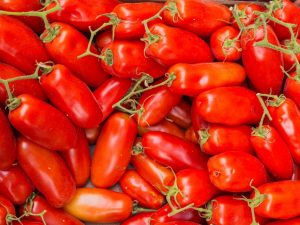 Description et caractéristiques des tomates de la variété Ladies Fingers