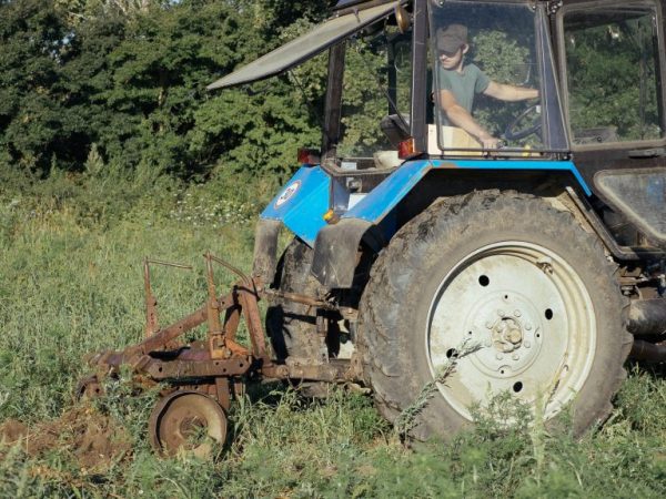 Nous attachons la pelle au tracteur