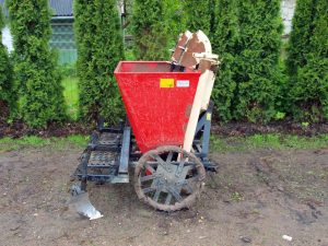 Nagtatanim ng patatas para sa Centaur walk-behind tractor