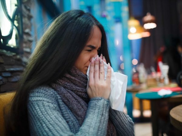 Ang mga sintomas sa allergy ay maaaring magsama ng kasikipan ng ilong at pagbahin.