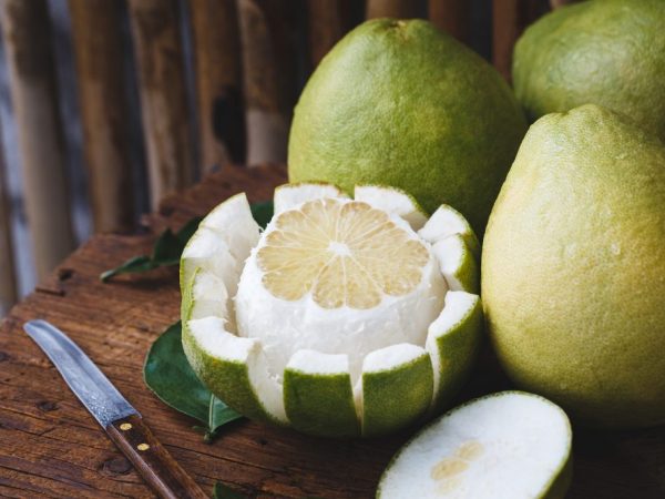 Kumain ng hindi hihigit sa limang pomelo sa isang araw